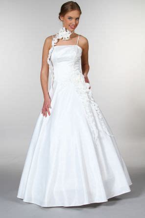Les vendeuses n'étaient pas du tout sympa.et surtout je fais un 48/50. Coiffurete Dance: Robe de mariée Tati