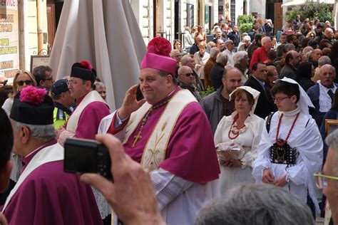 Fotos Gratis Persona Multitud Italia Profesión Obispo Papa Fuji