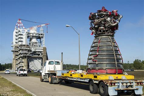 Watch Nasa Test The Biggest Rocket Ever Made In Video Daily Mail Online
