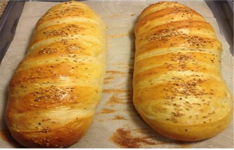 Après les baguettes, vous avez été nombreux à me demander une recette de pain maison, je vous propose donc ma recette, avec une cuisson cocotte que j'ai. Pain Maison - Cuisine de Houda