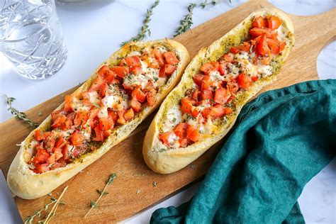 Maak Eens Dit Lekkere Gevulde Stokbrood Met Mozzarella Pesto En Tomaat