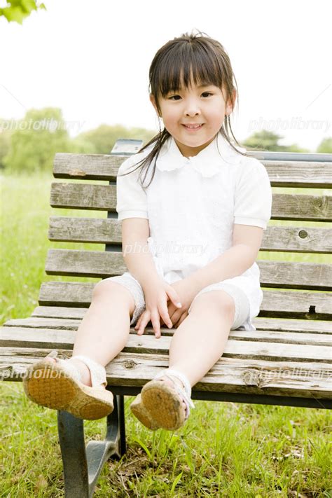 ベンチに座る女の子 写真素材 972810 フォトライブラリー Photolibrary