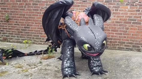 Woman Creates Amazing Toothless Dragon Cosplay Costume Youtube
