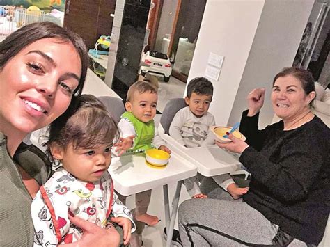 La relación entre dolores aveiro y georgina rodríguez lleva mucho tiempo acaparando titulares. Clima de guerra está de volta ao clã Aveiro - a Ferver - Vidas