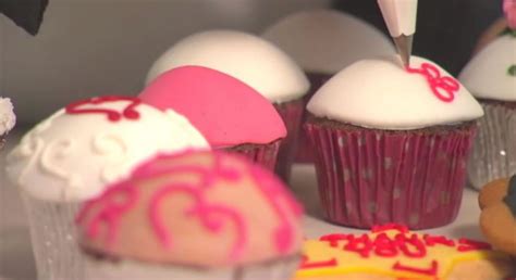 Tutorial Royal Icing Cupcakes And Cookies Queen Fine Foods