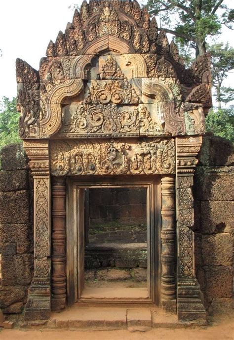 Angkor wat itself is absolutely huge and the number of temples in the wider area is staggering. Temple door at Angkor Wat, Cambodia | วัด, ศิลปะ, งานไม้