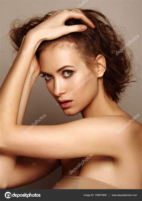 一个美丽和有吸引力的模型，裸肩、 性感的长脖子和裸妆她脸上的时尚特写肖像︰ 完善发光皮肤光滑、 丰满的双唇和现代的发型 — 图库照片©