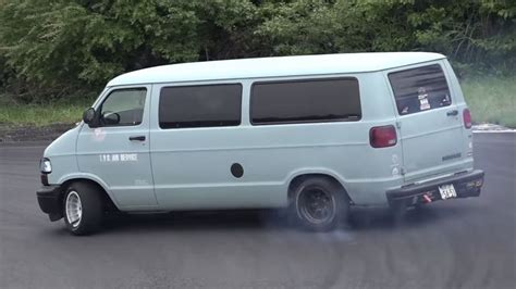 Video Driftende Ram Vans In Japan Autobahn