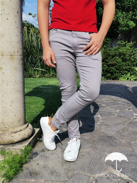 We did not find results for: Outfit para hombre; pantalón gris de gabardina y tenis ...