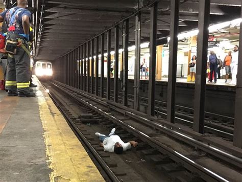 Video Cops Rescue Man Lying Down On Brooklyn Subway Tracks Gothamist