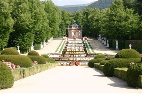 The royal palace of la granja de san ildefonso is reminiscent of versailles not only because of its sumptuous halls but also due to its magnificent. Palacio Real de La Granja de San Ildefonso ...