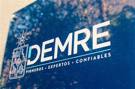 Calendário anual claro de 2021, as datas e os números das semanas são visualizados por mês. Atención presencial de Postulantes mediante solicitud ...