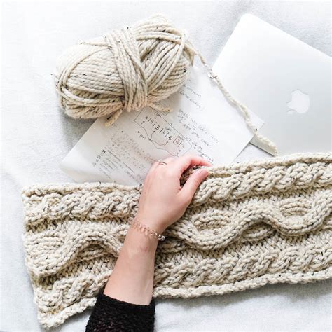 Chunky Cable Pillow Knitting Pattern - La Reserve Design