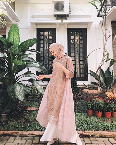30 model kebaya brokat modern pendek panjang terbaru 2019. 4 Inspirasi Dress Hijab Brokat Paling Anggun Untuk Lebaran 2020! - Semua Halaman - CewekBanget