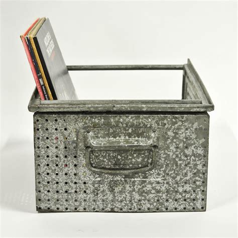 Translations of the phrase caisse en métal from french to english and examples of the use of caisse en métal in a translation of caisse en métal in english. Grande caisse en métal galvanisé perforé vernie