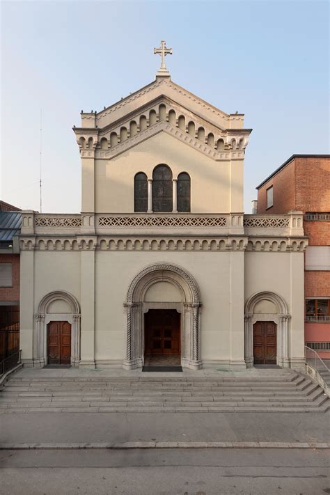 La basilica di santa croce in gerusalemme si trova a roma, nel rione esquilino, a ridosso delle mura aureliane e dell'anfiteatro castrense, tra la basilica di san giovanni in laterano e porta maggiore. Chiesa di Santa Croce - MuseoTorino