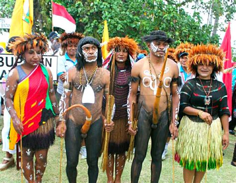 Pakaian Adat Papua Lengkap Gambar Dan Penjelasanya Images And Photos