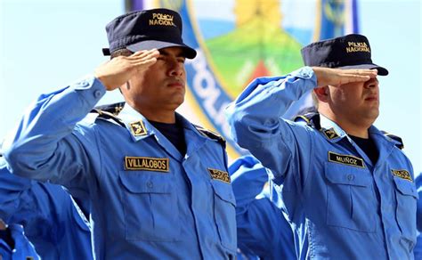 El nuevo uniforme de la policía. Policía Nacional celebra 134 años con un nuevo modelo ...