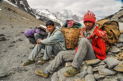 Népal Les Sherpas ouvrent la saison descalade de lEverest El watan dz