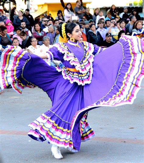 Beautiful Mexican Dancer At Olvera Street Los Angeles Sirve Para Transmitir Valores De