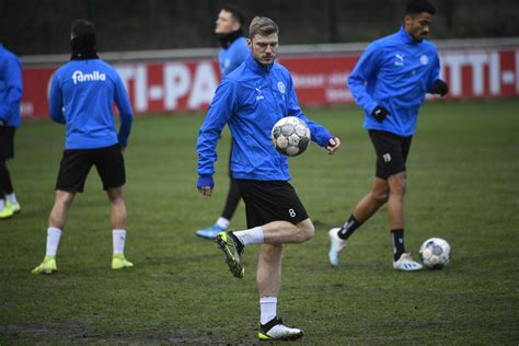 It stands in the same location since 1911, making it one of the older. Holstein-Profis wieder am Ball: "Kontaktloses Training ...