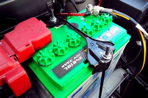 Aki Mobil Bisa Panjang Umur, Pantau Ketinggian Cairan Elektrolit, Cek