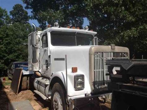 Add to that international's® legendary fuel efficiency and keep more money in your pocket with fewer. International Semi Truck (1985) : Sleeper Semi Trucks