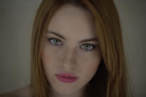 Masaüstü Yüz Kadınlar Model portre uzun saç yeşil gözler