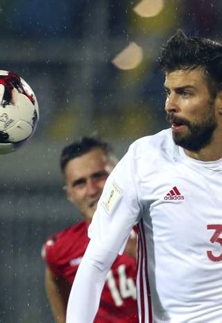 Logo no 1° minuto, zielinski foi derrubado por morata dentro da área e pediu pênalti, mas a arbitragem mandou seguir. Seleção da Espanha se reúne para jogos decisivos em meio à ...