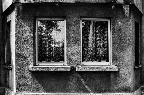 gambar hitam  putih rumah jendela dinding kegelapan satu
