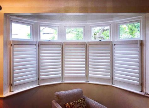Box windows box bay windows are shaped like a box, with flat sides protruding out of the wall that bow windows bow windows are curved, creating a rounded appearance on the outside of the home. How to dress up round bay windows? Take down the heavy ...