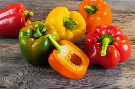 The most commonly used paprika is made from bright, sweet red peppers, making for a spice that doesn't have much heat at all. Paprika > Garten-Ratgeber.com