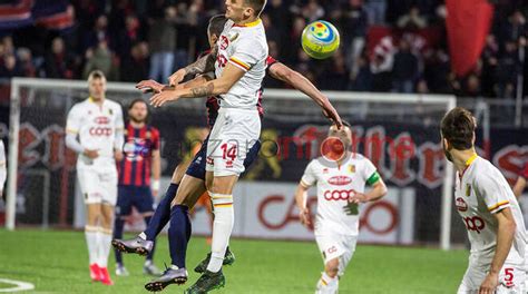 Calcio italiano dalla a alla d, giovanile e femminile. Catanzaro, Statella e Atanasov nodi per il Bari ...