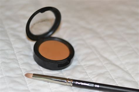 Yapısı incecik, tozutmuyor, dökülme yapmıyor. The Brown Eye Shadow Every Girl Should Own : MAC ...