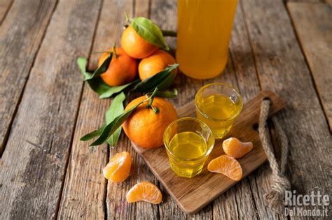 Il mandarinetto, o liquore al mandarino, è un ottimo liquore da preparare durante la stagione invernale per poter apprezzare tutto il sapore dei mandarini anche in estate. Mandarinetto - liquore al mandarino La ricetta per farlo ...