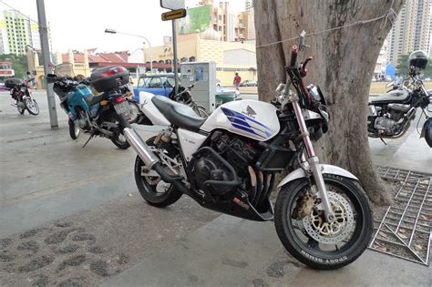 The honda cb400 super four is a modern continuation of the cb400 four model, with an attractive and robust design. Honda CB400 | Near Serangoon Plaza, Singapore. | Rafiq ...