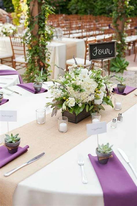 Chez décorations de mariage, nous sommes spécialistes en articles de décorations et nous vous aidons à confectionner l'ambiance qui correspond vraiment à vos goûts, ainsi qu'à votre budget de en termes de décoration de mariage, les confettis et chemins de table font office d'incontournables. Comment décorer le centre de table mariage?