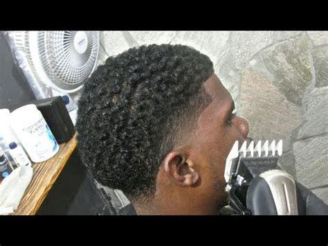 Corte com espaçamento da primeira até a segunda camada de até dois dedos, independentemente de quantas camadas tiver e da profundidade do corte. CORTE SOMBREADO PARA CABELO AFRO / MID FADE ON TOP - YouTube