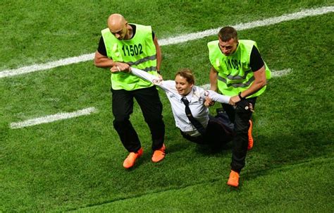 Pussy Riot Members Get Jail Time For World Cup Final Pitch Invasion Huffpost Latest News