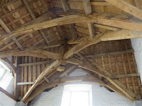 Some oak ceiling fans have four or six blades, although most commonly they are made with five although your oak ceiling fan will generally have genuine oak wood blades, the motor may have the. Oak ceiling joists at Donegal Castle | Идеи для дома, Дом ...