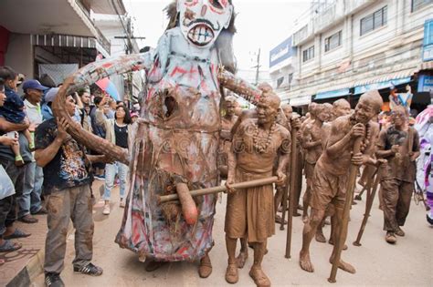 Photo ghost festival (phi ta khon) people are enjoying the costumes with colorful clothes made of wood. Festival De Ghost Phi Ta Khon Photo stock éditorial ...