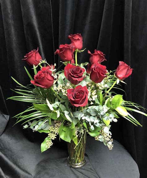 Classic Dozen Roses — Loves Me Flowers