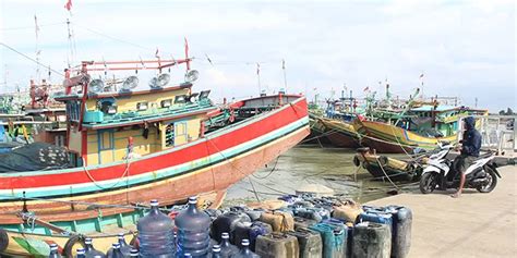 Meski Cuaca Ekstrem Nelayan Rembang Tetap Nekat Melaut Demi Mengejar