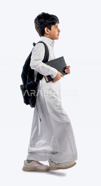 بورتريه لتلميذ عربي خليجي سعودي ، يرتدي حقيبة ظهر مدرسية ، و يرتدي الثوب السعودي التقليدي ، و