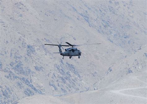 Ein Uh 60l Black Hawk Hubschrauber Mit Besatzung Von Mitgliedern Der