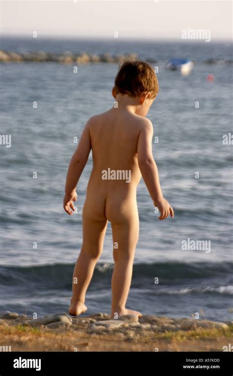 Joven Desnudo Nude Desnuda O Desde Atr S Mirando Al Mar En Chipre
