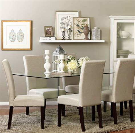 La silla de comedor está tapizada en tela, tiene un respaldo alto y al no tener reposabrazos le concede mayor libertad de movimiento. 3 combinaciones de decoración para el comedor totalmente ...