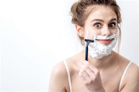 Premium Photo Woman Shaving Her Face By Razor
