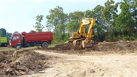 Operator Beko Alat Berat Excavator Komatsu Pc 200 Loading Tanah Urug