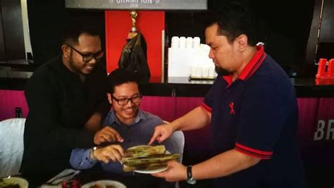 Umat islam dibolehkan untuk menggantikan puasa ramadhan di bulan syawal(puasa enam hari di bulan syawal) iaitu menunaikan secara serentak.jawaoan ini diperolehi dari penulisan. Bolehkah niat puasa enam dan puasa ganti dilakukan ...